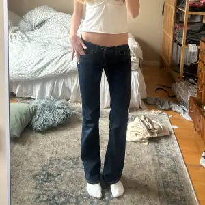 Lågmidjade jeans från Fornarina🖤Midjemått 38cm innerbenslängd 84cm, står storlek 28