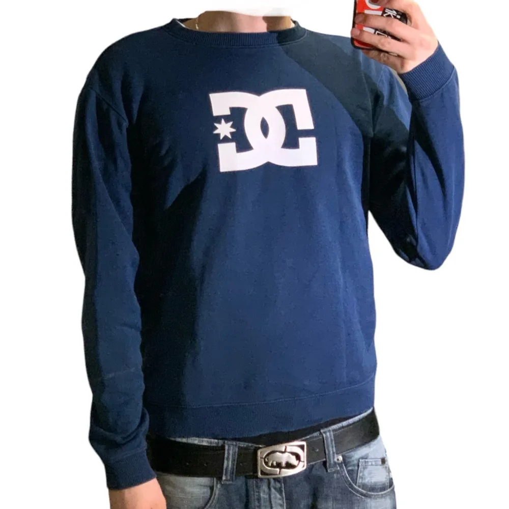 DC sweatshirt i barnstorlek 16/XL. Har två små fläckar. Jag på bilden är 180 cm. Mått: axelbredd - 47 cm, längd - 61 cm. Skriv för fler bilder och frågor!. Tröjor & Koftor.