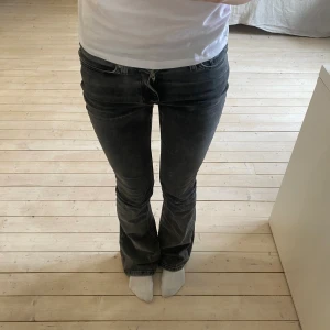 gråa gina tricot jeans - Gråa gina tricot jeans som är midwaist i storlek 32. Innerbenslängden är 79 och midjan är 34 tvärs över. Sitter perfekt på mig som är 161cm. Lite sliten i ena byxbenet längst ner som visas på sista bilden💓
