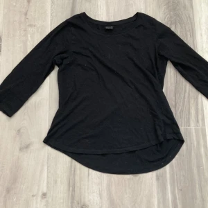 Tröja  - Svart tröja med en form längst vid kanten. 