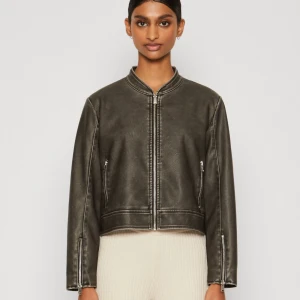 Super fin jacka från Zalando, orginal märke är Only. - Denna jackan är endast använd 1 gång. Den är alltså i stort sätt helt ny, inga defekter. Storleken är 38/M, just för att jag önskade en lite mer avslappnad jacka. Funderingar? Skriv till mig💗 Nypris: 660kr.