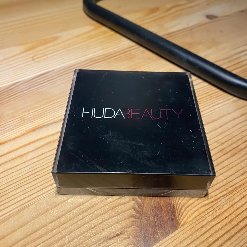 Huda beauty contour bronzer  Medium . Accessoarer.