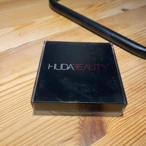 Huda beauty contour bronzer  Medium 