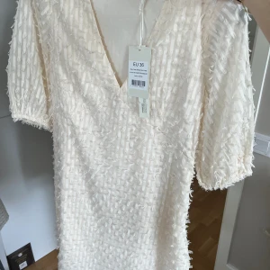 Klänning  - Vit klänning som passar till student, helt ny med prislapp på men väljer att sälja pga att jag köpt en annan. Storlek 36! Nypris 399 men säljer för 250🥰