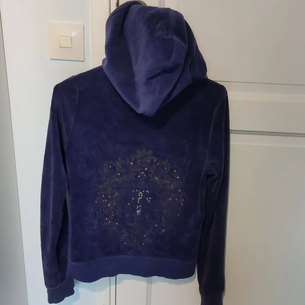 Säljer min jättefina vintage juicy couture tröja. Diameterna på ryggen har tyvärr lossnat då den är väldigt gammal. Det står att det är storlek M men känns mer som en XS/S. Kan tänka mig gå ner lite vid snabbt köp. Tröjor & Koftor.