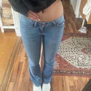 Guess jeans  - Snygga bootcut Guess jeans. Midjemått rakt över: 34cm men är stretchiga passar säkert lite större. Innebenslängd: 79cm. Är uppsprättade längst ner. är 172cm för referens