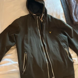 Lyle & Scott jacka - L i storlek, nyskick, knappt använts 