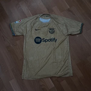 Fotbollströja barcelona - Säljer denna snygga barca tröjan då jag inte använder den längre, på ryggen har vi lewandowski. Hör av er vid intresse⭐️