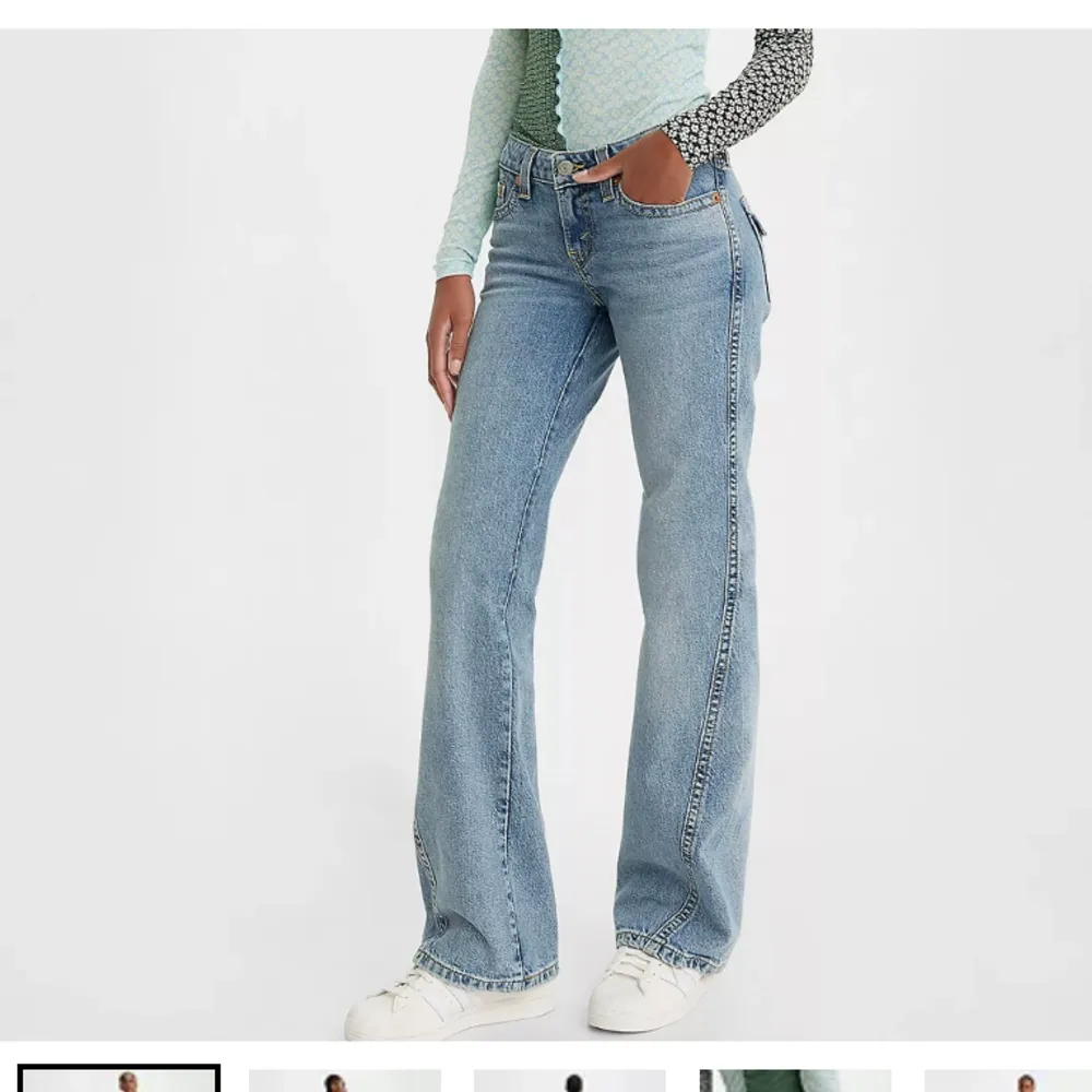 Ljusblåa Levis Bootcut jeans, använt fåtal gånger och är i bra skick. Storlek 24. . Jeans & Byxor.