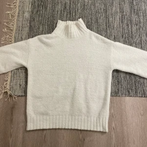 Stickad tröja - Vit stickad tröja, nästan oanvänd  Tyget ska vara ”lurvigt”