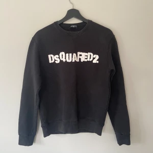 Dsquared2 Tröja - Dsquared2 tröja i fint skick. Skick 8/10 Stolek: 16Y