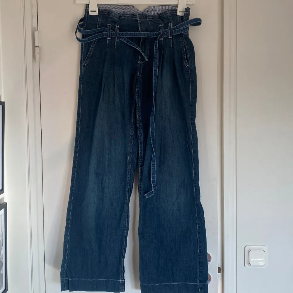 Jättefina lågmidjade jeans i bra skick, knappt använda. . Jeans & Byxor.