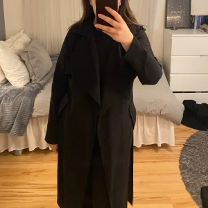 Trenchcoat  - En tunn trenchcoat från Bikbok i fint skick. Perfekt nu till våren! Säljer för att den aldrig kommer till användning. 