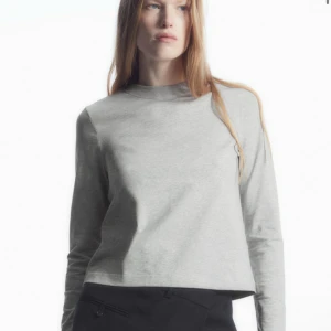 Heavyweight  t-shirt från Cos  - Hängt i garderoben allt för länge nu utan att bli använd. Den är använd, men har fortfarande mycket kvar att ge. Finns inget direkt att anmärka på, i gott skick.   Storlek: S Material: 100% bomull