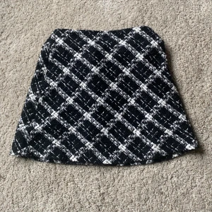 Zara mini kjol  - För liten för mig därför säljer jag :) 