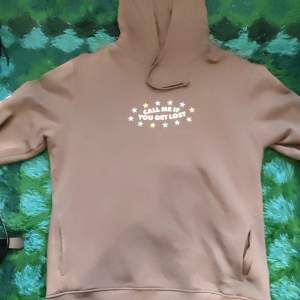 En snygg golf wang hoodie köpt på en Tyler, the creator koncert 2022! Aningen solblekt på axeln (se bild 3) men annars i väldigt fint skick! Nypris: 900 kr