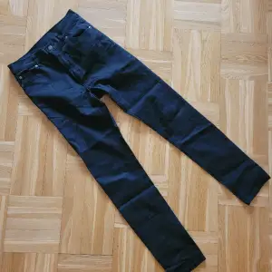 Svarta smala jeans Cheap Mondag. Modell: Second Skin Very Stretch, Black Högmidjade. 28/32. (Tjej) Knappt använda, toppskick. 