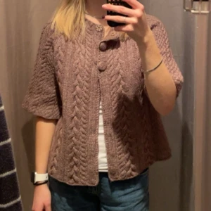 Kortarmad kofta med enstaka knappar - Jättesöt kofta med enstaka knappar. Perfekt att ha med sig en sommarkväll eller en dag i det skiftande vår- och höstvädret 💕