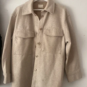 Beige vårjacka  - Jätte fin kappa från hm till jätte bra pris. Oversized passar även folk i strl M. Endast 250kr ❤️❤️