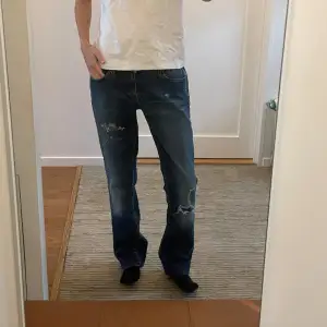 Assnygga lowrise jeans som är lite slitna. Storlek 36/s och bra i längden på mig som är 170☀️