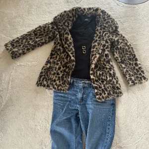 Ikonisk leopardjacka - Säljer för här ikoniska jackan med leopardmönster som är den ultimata mobwife jackan. Jackan är i storlek 36 och är i mycket bra skick❤️