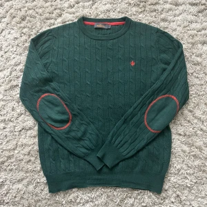 Morris tröja merino - Ascool och stilig Morris tröja i 100% merinoull, passar perfekt med t.ex. en skjorta under. Storlek M och i toppskick! Skriv om ni har eventuella funderingar :)