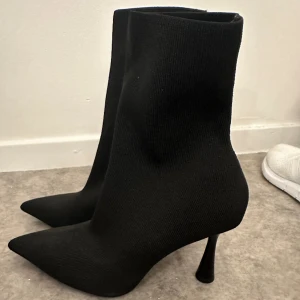 Spetsiga klackar  - Hej jag säljer dessa snygga klackar, helt nya och oanvända. Säljer pågrund av för storlek. Köptes för 550kr ifrån zara.