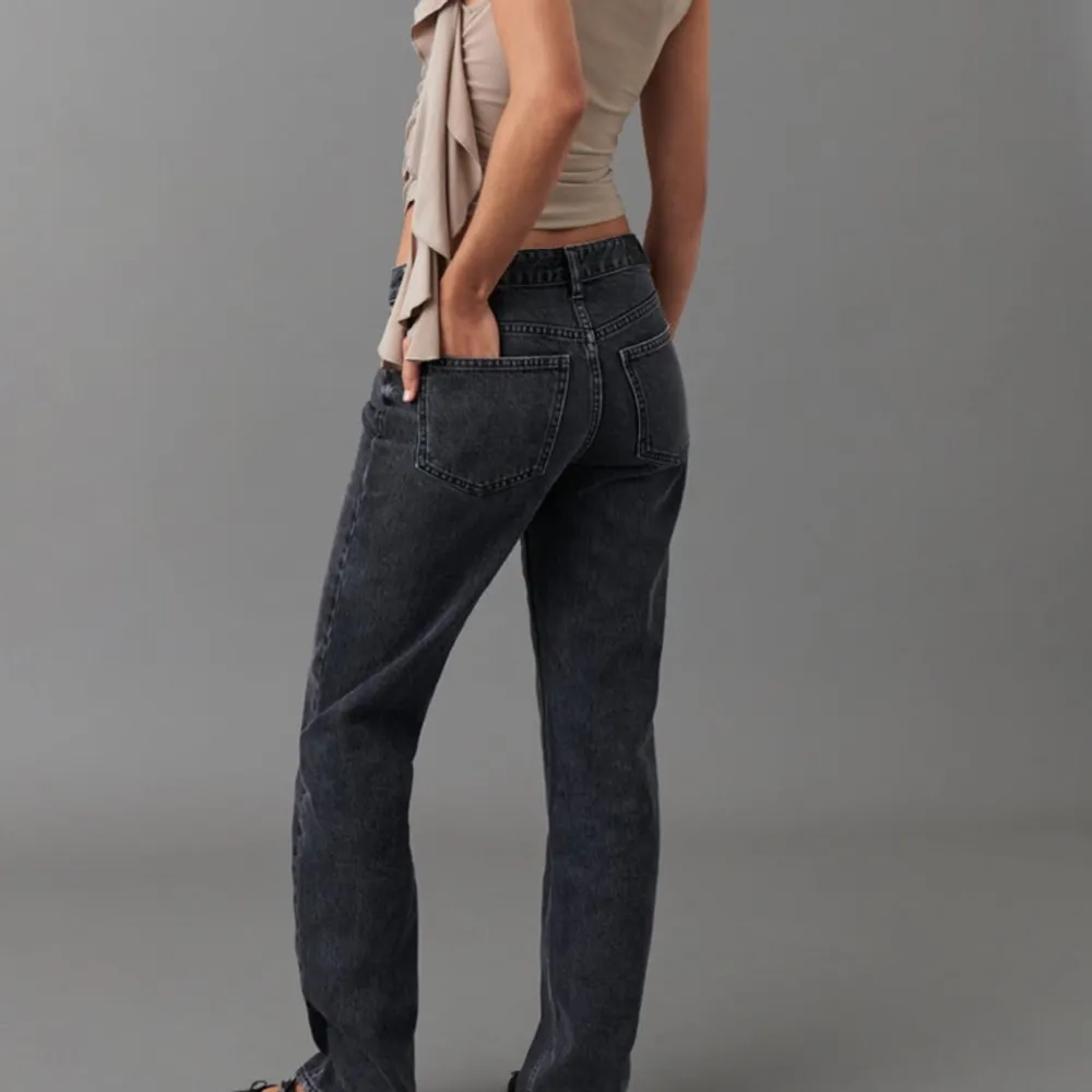 Så fina lågmidjade raka jeans från Gina Tricot som tyvärr är för korta för mig. Väldigt bra skick och inte använda så mycket. Köpta för 500 kr. De är storlek 34 i petite, så alltså kortare än vanlig 34. . Jeans & Byxor.