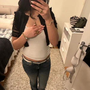 Svart bolero - Jätte söt bolero med väldigt fint mönster på armarna, var en tröja innan men är klippt💗💗