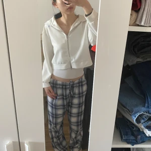 Cropped kofta - Jätte söt kofta och i ny skick, inga fläcka eller så, fråga gärna om ni har frågor, pris går alltid att diskutera vid snabb affär 💕