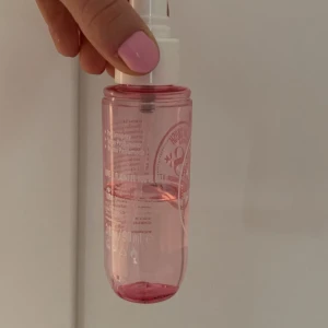 Sol de Janeiro 68 - Jag säljer min som de janeiro 68 då jag inte använder den längre och har en ny parfym. Det är lite mindre än halva kvar annars är den helt som ny. 