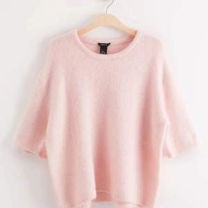 Säljer denna super söta ljus rosa stickade t shirt som är jätte bra skick inte nopprig eller så🩷💕🎀