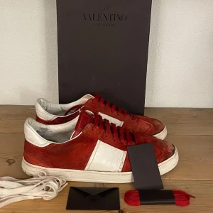 Valentino flycrew  - Hej! Säljer nu dessa super eftertraktade valentino flycrew. Skorna är i okej skick 7/10(se bild 3, og sulan saknas) 2 och 6 nitar på varde sko är kvar. Med skorna medföljer dustbag, box och nya skosnören