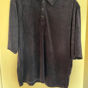 Piké zara - Blå piké från zara i handuksmatrial använd fåtal gånger