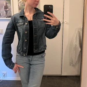 Jeansjacka  - Använd få gånger och inga skador eller brister. Jättesnygg men kommer inte till användning. 