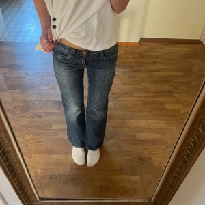 Lågmidjade bootcut jeans  - Lågmidjade bootcut jeans, har en liten fläck på baksidan men inget man ser. Midjemått 34cm, innerbenslängd 75 cm. Tryck på köp nu om du vill köpa ❤️‍🔥
