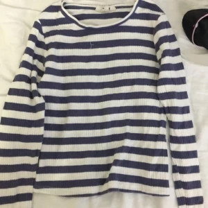 Randig tröja - Säljer en ribbad randig tröja som är för liten för mig. Läs bion före du köper.