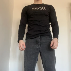 Hugo boss tröja - En tunn tröja från Hugo boss! Jag är ca 180cm och väger 80kg!