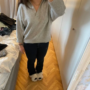 Grå stickad  - Grå stickad som är kortare i armarna. Lappen är borta så vet inte vart den är från. 