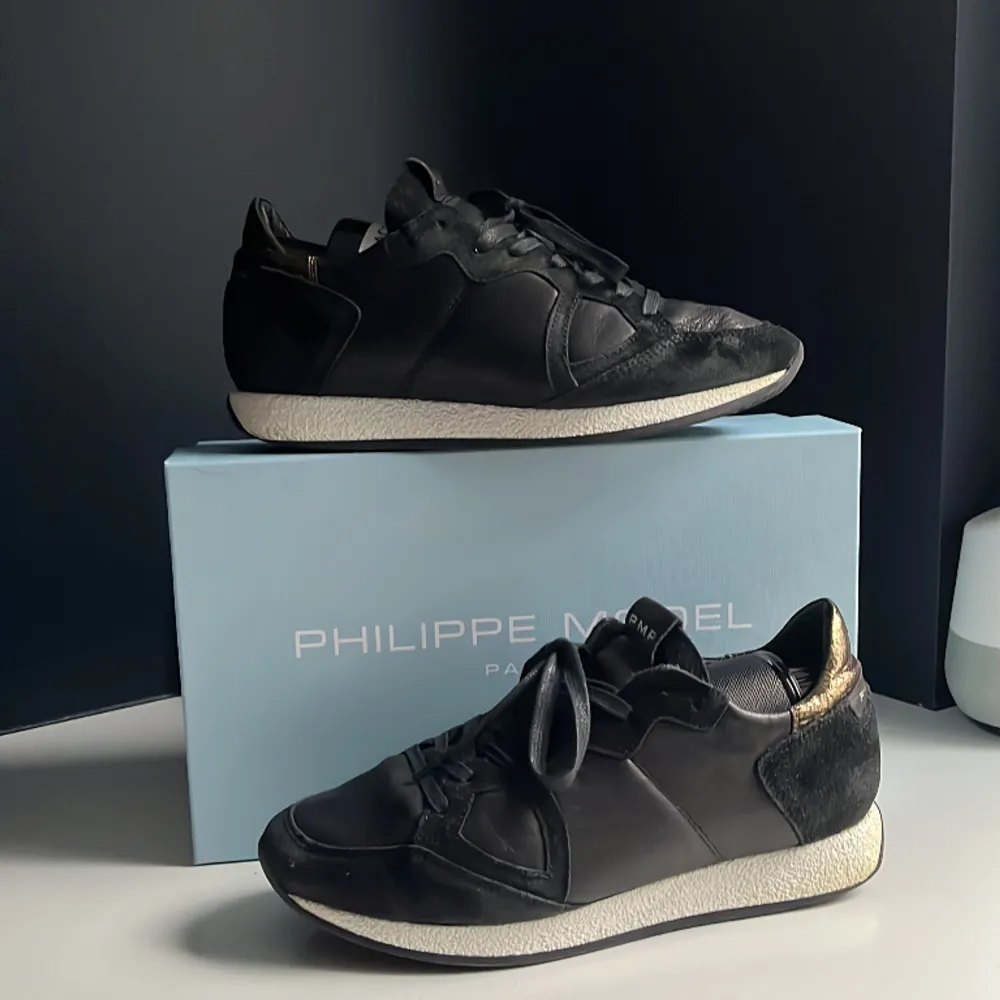 Säljer dessa snygga Phillipe model trainers. Det är storlek 41 och dem är i bra skick. *lådan ingår inte i köpet . Skor.