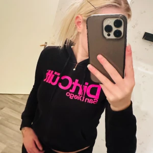 DirtCült hoodie - Dirtcült hoodie i strl XS. Väldigt bra skick, nästan som ny men använd litegrann! Nypris- 700kr, säljer för 200kr! ❤️ + frakt