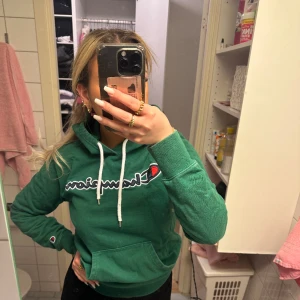 Champion hoodie - Jättefin grön champion hoodie, säljer då jag inte använder den längre. Storlek S.