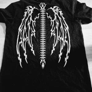 T shirt- ny  - Originell t shirt strlk xs , loose fit . Helt ny.