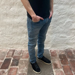 Levis 511 - Levi’s jeans 511 i färgen blå. Storlek 28/32 och modellen på bilden är 182 cm. Fint skick, nypris 1099, köp för endast 299kr.  Fast pris gäller🤝