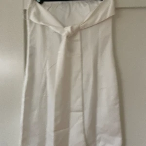 Studentklänning  - Säljer nu en studentklänning pgr av att jag har hittat en annan. Klänningen är of shoulder och har en rosett på baksidan man kan knyta. 