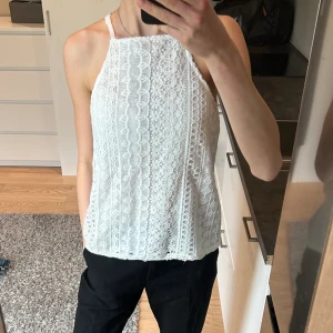 Linne i spets   - Ett fint sommar linne i spets. Linnet är i barnstorlek 158/164 men passar absolut en S💕har aldrig använt, priset går att förhandla😊 