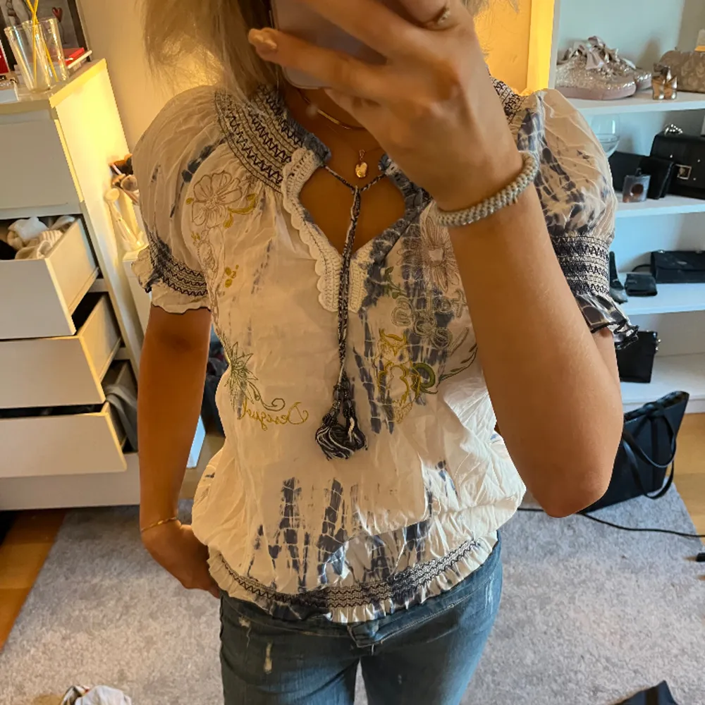 Jätte fin blus som kan bäras som på 1 bilden elle off shoulder(3 bild)💕 Är i storlek m men passar mig som vanligtvis har xs-s. Blusar.