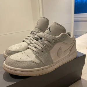 Jordens one  - Köpt på footlocker för 1349kr kvitto finns   Säljer de nu för 850kr   Bra skick o rena ❤️😍