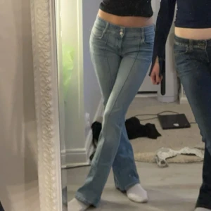 Lågmidjade jeans - Säljer dessa populära jeansen från berskha då de inte kommer till användning🫶🏽 De har gått sönder lite vid  en av grejerna som man sätter skärp igenom men har sytt tbx den så det är inget som syns🥰 (se tredje bilden) Annars i bra skick🫶🏽