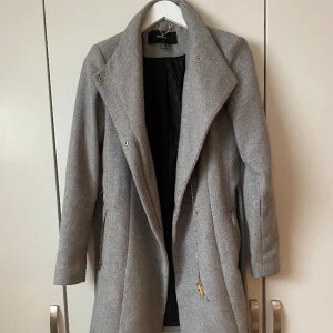 Kappa - Vinterkappa i stl M från vero moda